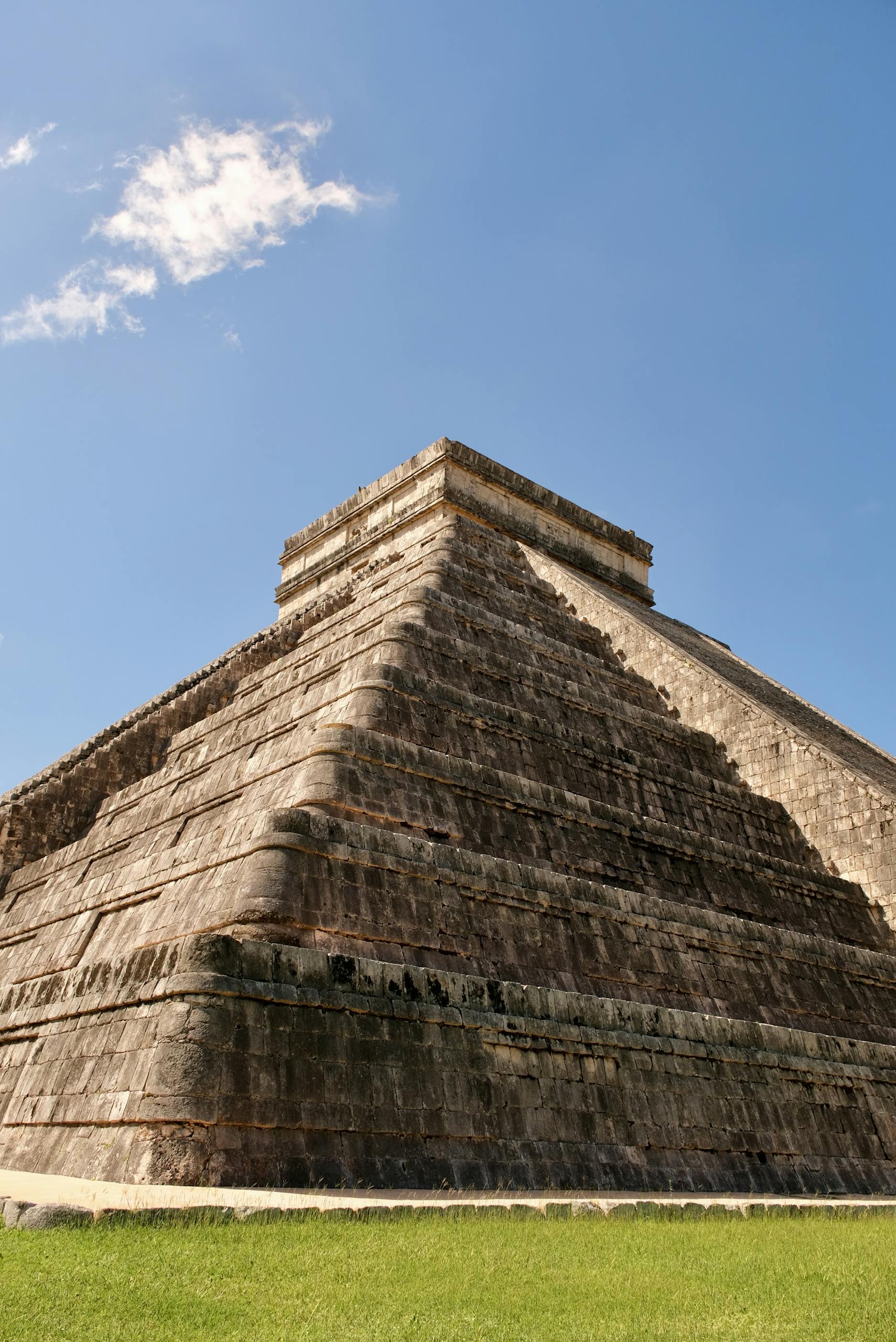 View of the iconic Pyramid of Chichén Itzá in Mexico, a world-famous Mayan architectural wonder.